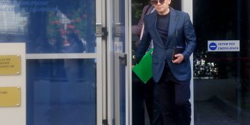 Deputeti Arben Ahmetaj duke dale nga zyrat e SPAK, pasi u mor ne pyetje per 6 ore, pasi po hetohet per "shperdorim te detyres", "fshehje te te ardhurave", "korrupsion" dhe "pastrim parash". Pas seances, Ahmetaj u shpreh se eshte gati te paraqitet sa here te jete e nevojshme. /r/n/r/nMP Arben Ahmetaj leaving the offices of SPAK, after being questioned for 6 hours, as he is being investigated for "abuse of power", "concealment of income", "corruption" and "money laundering". After the session, Ahmetaj said that he is ready to appear as often as necessary.