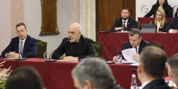 Rama mbledh grupin e PS, mungon Spiropali. Zbardhet kërkesa për deputetët