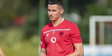 FOTOLAJM/ Lojtar i lirë në fund të qershorit, Odise Roshi shfaqet në Shkodër në “pikun” e merkatos
