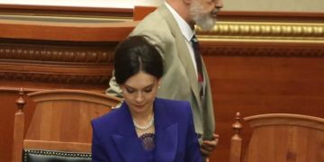 “Lugëndryshkurit e familjes sonë…”/ Spiropali ironizon Ramën: Algoritmet, konspiracionet haluçinante…