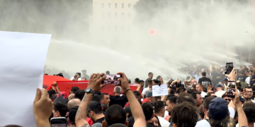 Policia hodhi ujë me presion, por qytetarët arrijnë te Kryeministria, thirrje kundër Ramës dhe Berishës (VIDEO)