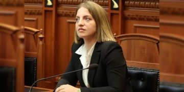 VENDIMI – Deputetja socialiste largohet nga PS: Prej sot jam deputete e pamvarun