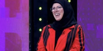 Rama i publikoi foton nga protesta, shpallet “Non Grata” Igballe Hudutin në Shqipëri!