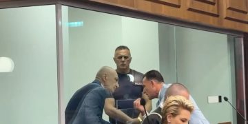 “Edhe babai im të çohet nga varri, nuk e duroj”, Kryemadhi debat me Metën: Mos u merr me llafe grash!