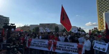 Protesta e 5-të për Zvërnecin! Vargu i qytetarëve s’ka fund…fëmijë e gra në rresht të parë: Revolucion, dorëheqje