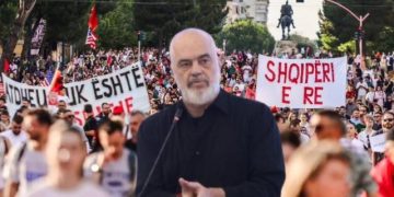 Rama sfidon protestuesit: Sillni draftin për “Shqipërinë e re”