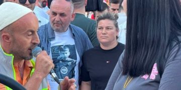 “E çova në shkollë dhe nuk m’u kthye”/ Nëna e Martin Canit mesazh në protestë: Jam me ju për fëmijën tim dhe fëmijët shqiptarë