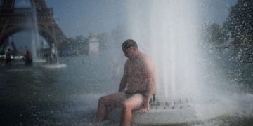 Temperatura rekord: Parisi ndalon konsumimin e alkoolit në publik, spitalet drejt mbingarkesës nga vala e të nxehtit