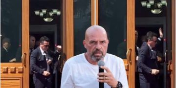 Agron Shehaj nuk u lejua të futej në sallë, Ylli Manjani: Të isha në vendin e gardistëve, do t’ia fusja me shpullë turinjve