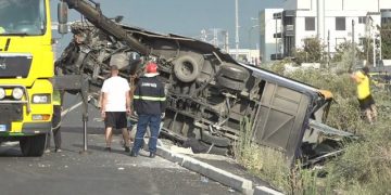 “Skena që pashë ishte një nga më të rëndat” – Gazetari tregon detajet e aksidentit me 1 të vdekur dhe 12 të plagosur