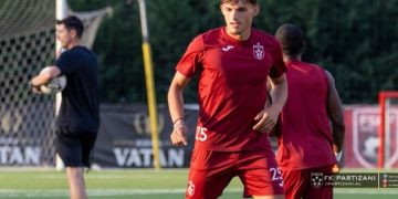 U rikthye në stërvitje me Partizanin pas përvojës me rivalët, sulmuesi 22-vjeçar kërkon të “ndezë motorët” në sytë e trajnerit Florin Bratu