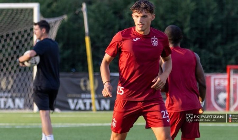U rikthye në stërvitje me Partizanin pas përvojës me rivalët, sulmuesi 22-vjeçar kërkon të “ndezë motorët” në sytë e trajnerit Florin Bratu