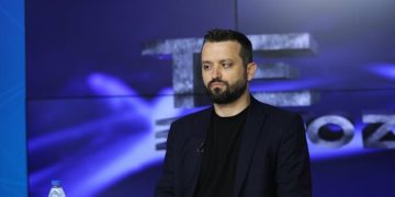 “Jam gangster i gangsterëve, të mbyll gojën me ngjitëse” – Aktivisti që u arrestua pas tensioneve te Kuvendi: Na rrahën dhe mbajtën në kushte skandaloze