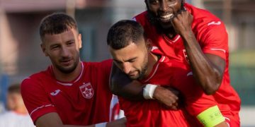 VIDEO/ Partizani i Florin Bratu “futet në shina”, sulmuesit bëjnë me “krahë” rumunin para Superiores