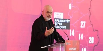 Edi Rama: Unë jam njishi për sharjet, por mos i lexoni fare komentet se algoritmi është çmendur. Unë dikur iu përgjigjesha, por…