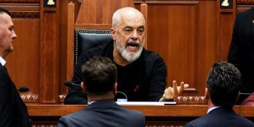 “Një ballist që…”/ Punonjësja e Kuvendit u rrëzua duke ndjekur Agron Shehajn, reagon Rama: Uroj që prokuroria t’i tregojë vendin!