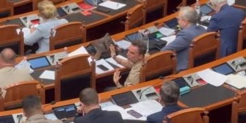 Debat pa mikrofon në Kuvend, Braçe-Muçit: Po partinë tënde kush e financon?