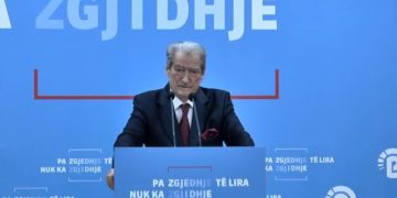 “Duan të bllokojnë mijëra llogari” – Berisha denoncon: Qeveria po përgatit terrenin për të mbyllur rrjetet sociale