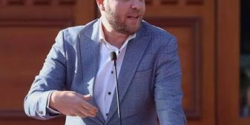 “700 mijë lekë rrogë” – Deputeti socialist iu qan hallin policëve, por a nuk duhet të kishin bërë diçka për këtë?