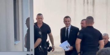 “Satirë e fortë ndaj regjimeve autoritare”, Veliaj hyn në Administrative me romanin ‘Zoti President’ në dorë