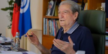 Kur do vish në Amerikë? Berisha vihet në vështirësi nga qytetari: Shpresoj në vjeshtë…nëse do ketë aktivitete