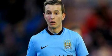 ZYRTARE/ Ka luajtur 4 ndeshje me Manchester City-n, mesfushori shqiptar mbetet në… “ajër”