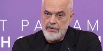 Rama: Edhe socialistët iu bashkuan këngës ‘Jepe dorëheqjen’, bulevardi i flamingove pasqyrë që shoqëria na e vuri para