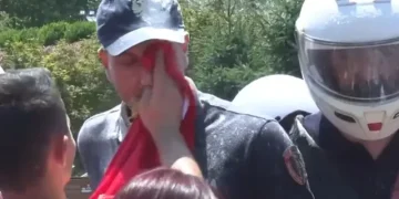 Protestuesi i fshiu fytyrën policit me flamurin kuqezi, revoltohet Taulant Balla: Si mund ta përdorësh atë si peshqir?