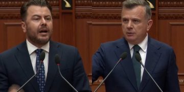 “Jeni si miza te b….e kalit”/ Balla përplaset me Kaprin, i nxjerr SMS-të: Turp, m’u lute të ruaja votat nga komisionerët e PD