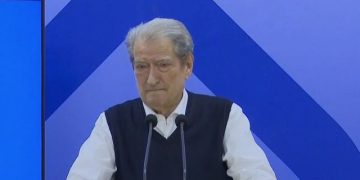 Berisha publikon akuzat e eurodeputetit: Rama përdor familjarët për të nxjerrë para jashtë