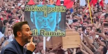 Erion Braçe shpërthen ndaj protestuesve që u shfaqën me arkivol për Ramën tek Kryeministria: Neveri, ndyrësi ekstremiste, këta duan vdekje