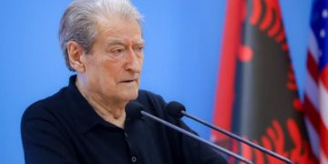 “Dhunë shtazarake”/ PD reagon pas përleshjeve te Parlamenti: Protestuesit u dhunuan me urdhër të Ramës dhe Ballës