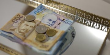 Çfarë fshihet pas forcimit rekord të lekut shqiptar?