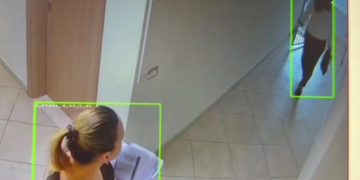 Video/ Para me thasë nga Posta Shqiptare në Durrës, momenti kur ish-shefja e financës ‘zbraz’ arkën dhe largohet!