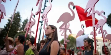 “Der Spiegel”: “Revolucioni i flamingove” në Shqipëri jo vetëm kundër dhëndrit të Trump