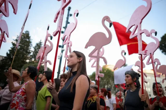“Der Spiegel”: “Revolucioni i flamingove” në Shqipëri jo vetëm kundër dhëndrit të Trump
