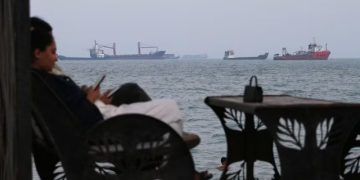 Trump godet Iranin për 5 orë, shpall SHBA-në “Roja e Hormuzit” dhe kërkon 20% tarifë për çdo ngarkesë