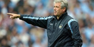 Futbolli anglez në zi! Ndahet nga jeta ish-sulmuesi, fitoi dy herë “Topin e Artë”