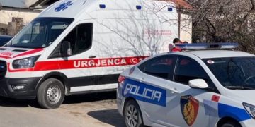 E rëndë në Korçë/ Nëna po kalonte te vijat e bardha, makina përplas karrocën me fëmijën 1 vjeç brenda!