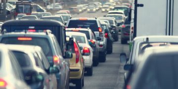 Një makinë për çdo tre shqiptarë, mbi 1 milion mjete rrugore të regjistruara në Shqipëri në 2025, rriten me 91% automjetet elektrike