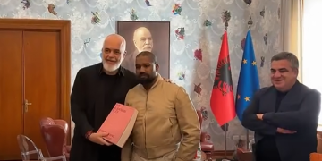 Kaney West pritet në Kryeministri, Rama i tregon pikturat dhe i dhuron librin e kontestueshëm “Albanian Files” (VIDEO)