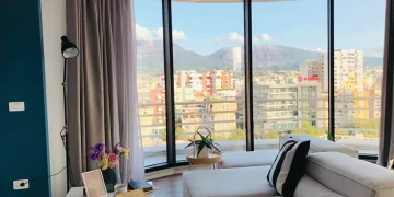 Të huajt ‘dynden’ drejt Shqipërisë, pronat me qira ditore bëhen biznesi i momentit