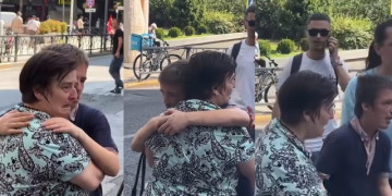 VIDEO që po bën xhiron e rrjetit: Policia hodhi gaz edhe mbi gruan e moshuar dhe djalin e saj me autizëm