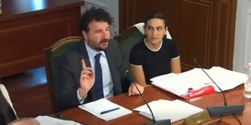 “Ndërkohë që miratoni…”/ Plasin të qeshurat te Ligjet, zëvendësministri kërkon leje për në tualet! (Video)